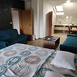 شقة Pravica *