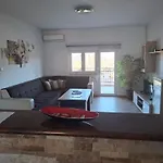 شقة Pravica