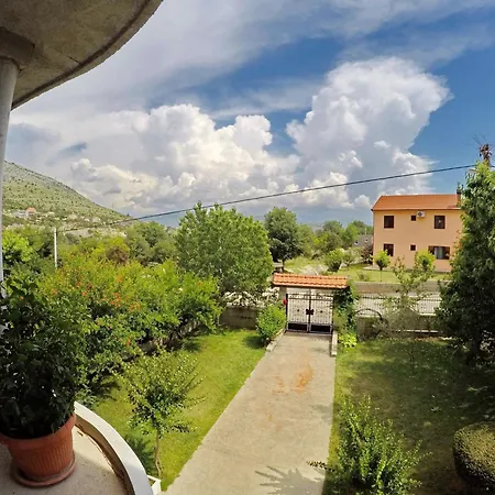 Apartment Pravica